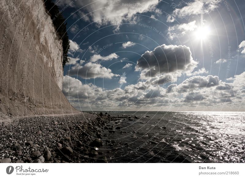 Der Boden der Tatsachen Landschaft Wasser Himmel Wolken Sonne Sonnenlicht Ostsee Insel Rügen entdecken Erholung laufen Geröll Stein Kieselsteine Kreidefelsen