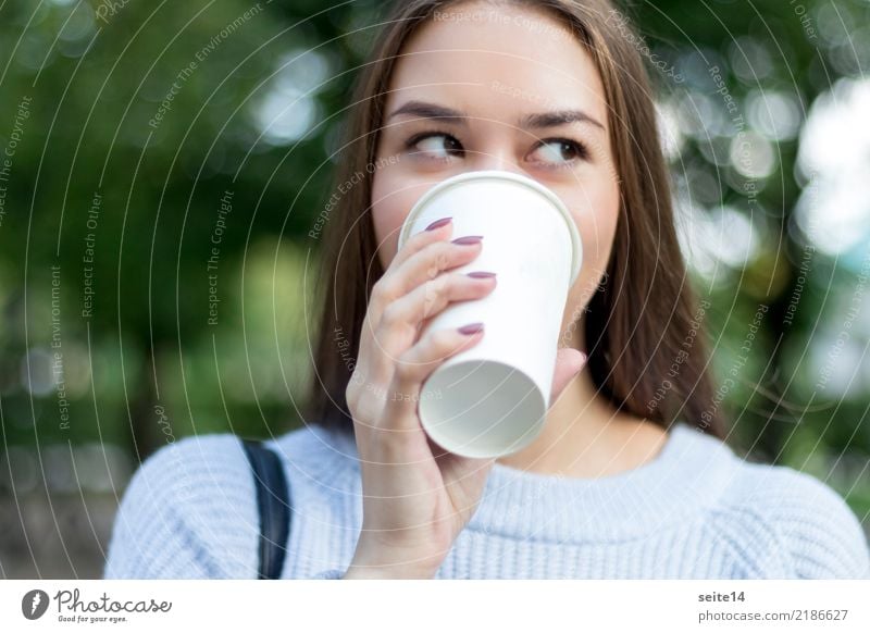 Kaffee am Campus schön Kaffeebecher Becher Sommer Sonne Studium Student Mädchen Junge Frau Frühling langhaarig Lächeln lachen ästhetisch klug feminin Glück