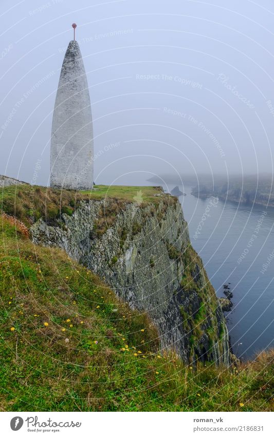Da steht er gut. Umwelt Natur Landschaft Pflanze Urelemente Erde Wasser Gras Felsen Küste Bucht Fjord Insel Unendlichkeit maritim Nordirland Leuchtturm Klippe