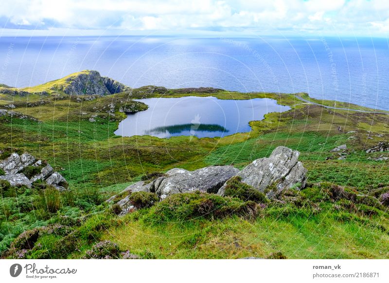 See und Meer Pflanze Klima Hügel Felsen Küste Seeufer blau grün Nordirland Teich Landschaft Schilfrohr Berge u. Gebirge Berghang ruhige See Farbfoto