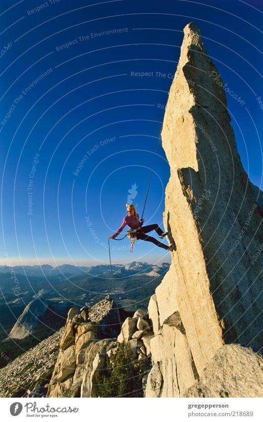 Weibliche Klettererin beim Abseilen. Abenteuer Freiheit Berge u. Gebirge Sport Klettern Bergsteigen Seil Junge Frau Jugendliche 1 Mensch 18-30 Jahre Erwachsene