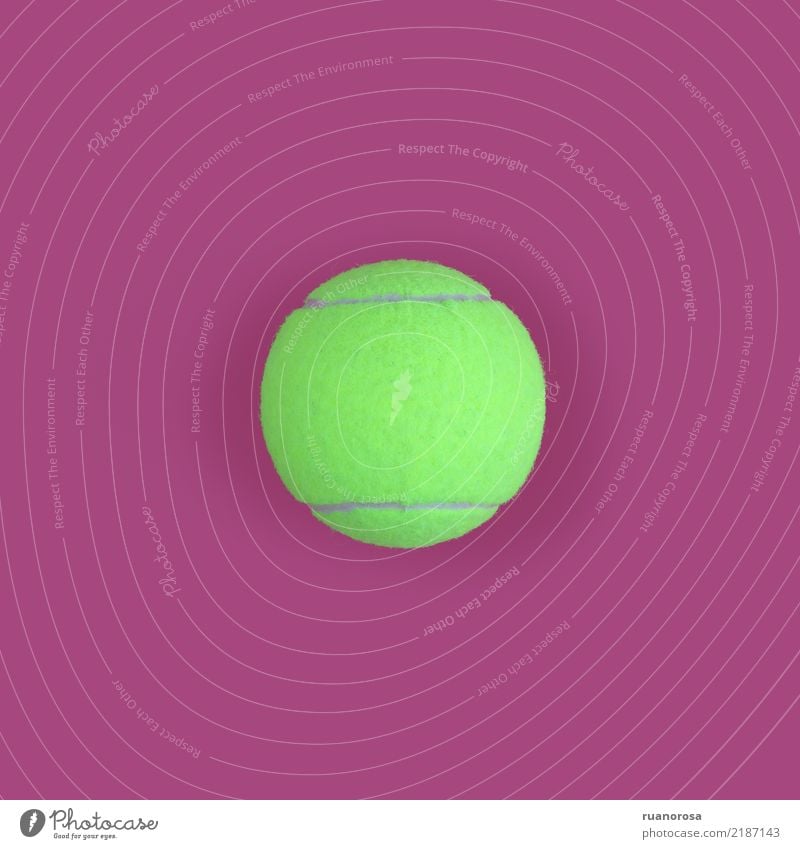 Tennisball isoliert auf magentafarbenem Hintergrund Ball Sport Farbe gelb