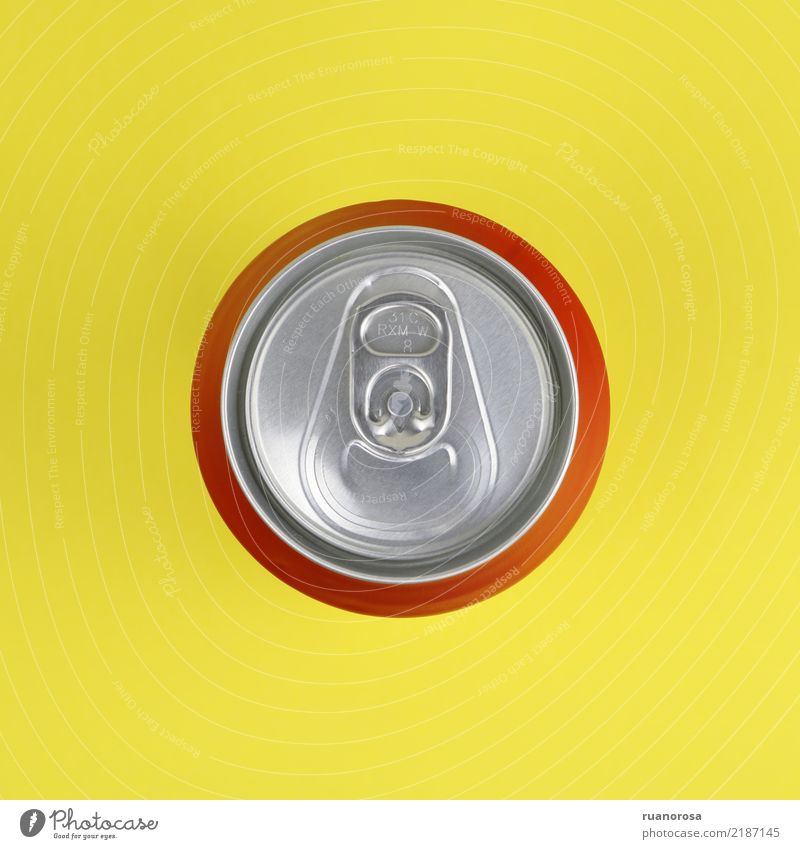 Getränkedose Draufsicht isoliert auf gelbem Hintergrund Dose Soda Büchse rot Koks Farbe Blechdose