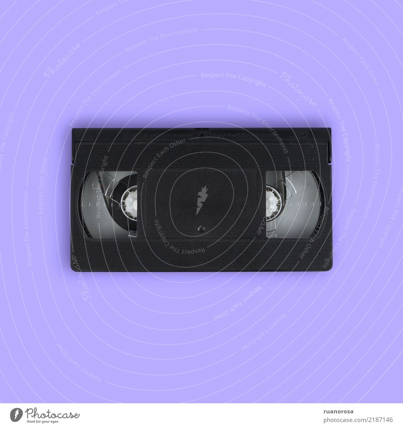 VHS-Kassette isoliert auf lilafarbenem Hintergrund vhs Klebeband Video vereinzelt Rücken violett Aufzeichnen Gerät veraltet Technik & Technologie altehrwürdig