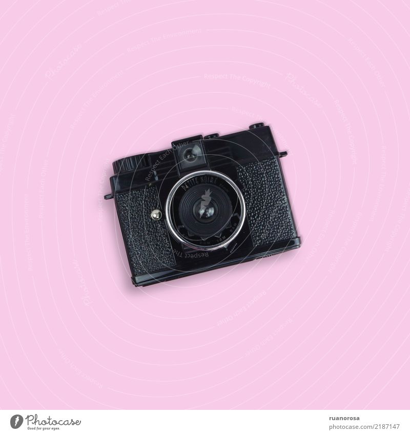 Alte Kamera isoliert auf rosa Hintergrund. Fotokamera Stilleben rosig Farbfoto Blick alt analog altehrwürdig zentriert retro Fotografie altmodisch veraltet
