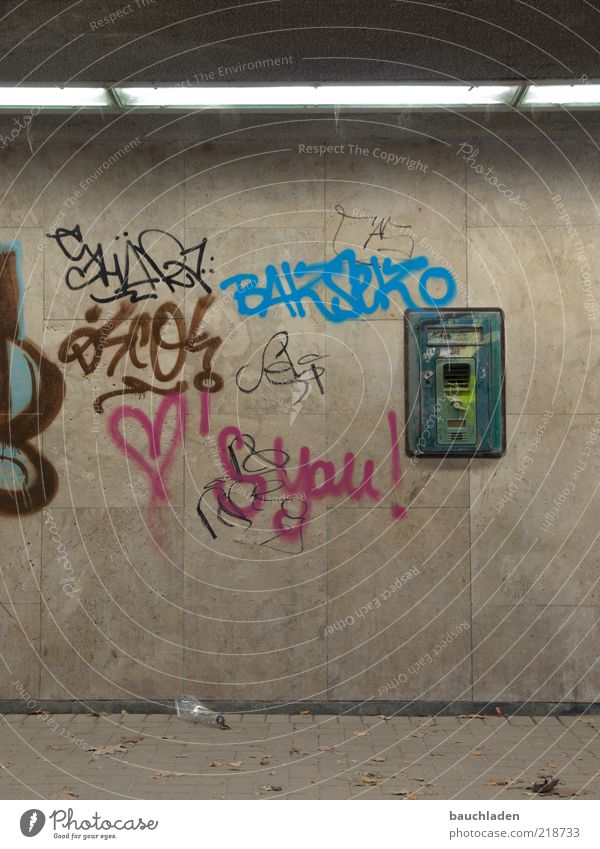 Ruf mich... dreckig grau Verfall Farbfoto Innenaufnahme Menschenleer Kunstlicht Tunnel Graffiti Buchstaben Herz Notrufauslöser trist