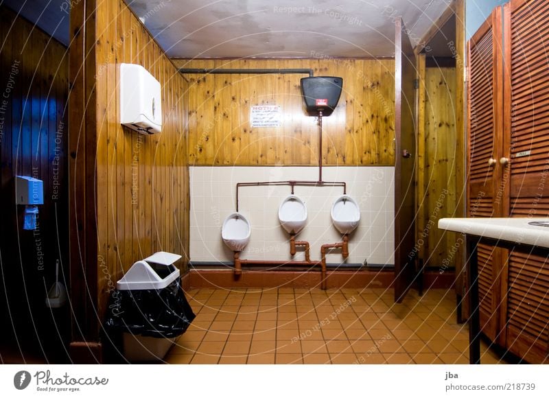 schon fast Winterschlaf Campingplatz Innenarchitektur Toilette Pissoir Holz einfach braun weiß Farbfoto Innenaufnahme Menschenleer Kunstlicht Langzeitbelichtung