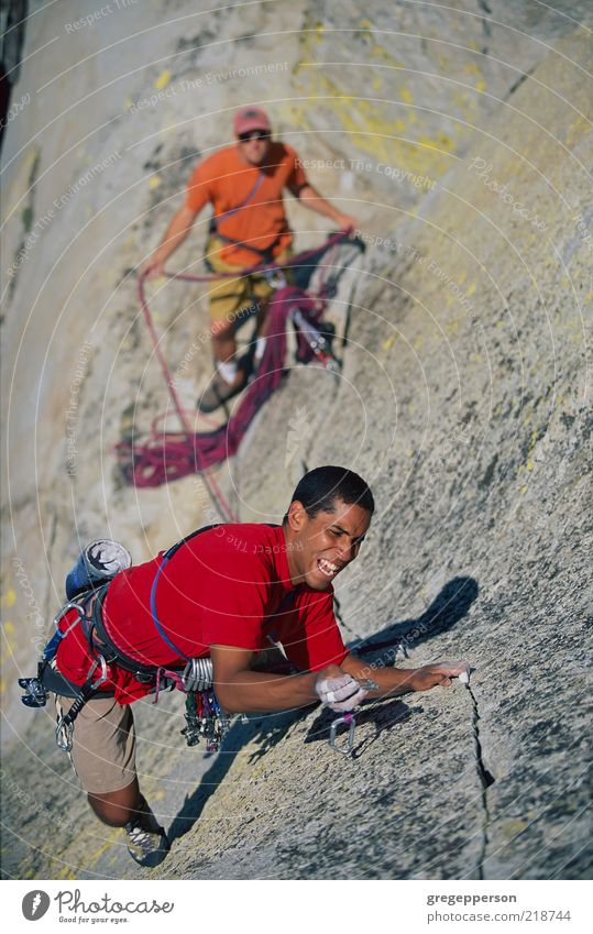 Klettergruppe. Abenteuer Sport Klettern Bergsteigen Seil Mann Erwachsene Freundschaft 2 Mensch sportlich hoch Tatkraft Vertrauen anstrengen Risiko Teamwork