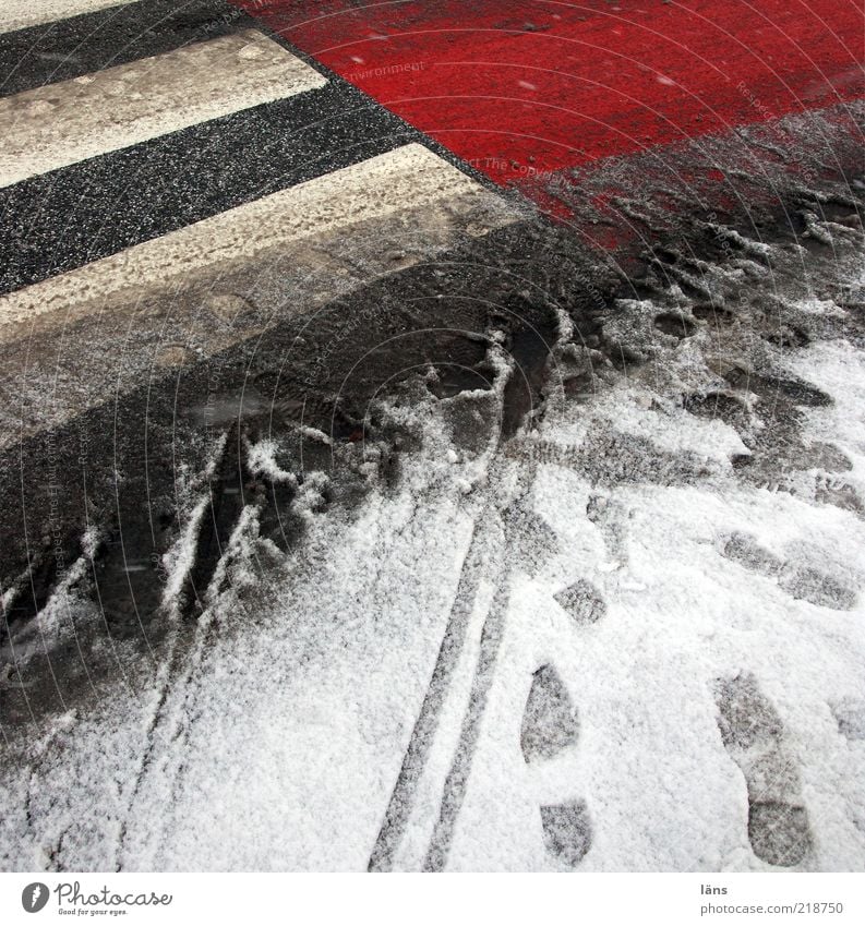 Bewegungsmuster Winter Eis Frost Verkehr Verkehrswege Straße Wege & Pfade Wegkreuzung grau rot weiß Sicherheit Zebrastreifen Spuren Schneematsch Streusalz