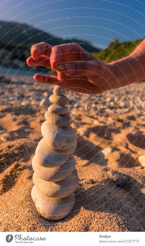 ... auf Stein... maskulin Mann Erwachsene Arme Hand 1 Mensch 30-45 Jahre Natur Sand Wolkenloser Himmel Sommer Strand Liapades Korfu bauen