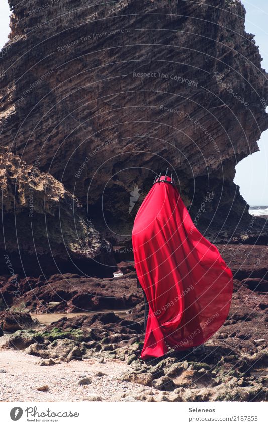 rotes Tuch Fels Küste Mensch verdeckt Stoff mystisch Farbfoto Frau Erwachsene feminin Natur verdecktes gesicht Krone Ganzkörperaufnahme