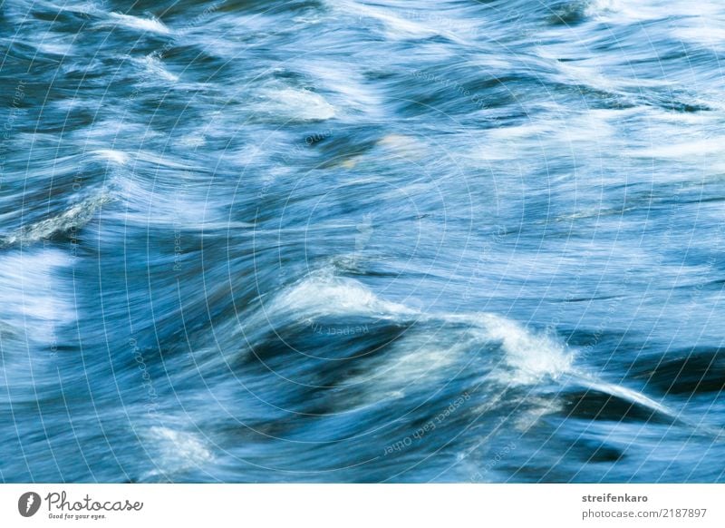 Die blauen Wellen des kleinen Flusses beeilten sich, schnell am Fotografen sprudelnd vorbeizufließen Leben Sinnesorgane Meditation Schwimmen & Baden Sommer