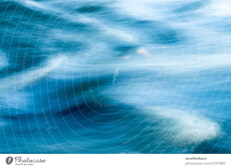 Im Fluss IV harmonisch Umwelt Natur Urelemente Wasser Sommer Bach Schwimmen & Baden Bewegung ästhetisch nass natürlich blau Frühlingsgefühle Kraft Tatkraft