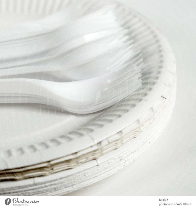 das gute Porzellan Geschirr Teller Besteck Gabel einfach weiß Kunststoff Papier Papierteller Pappteller Plastikteller Stapel Billig Wegwerfartikel Farbfoto