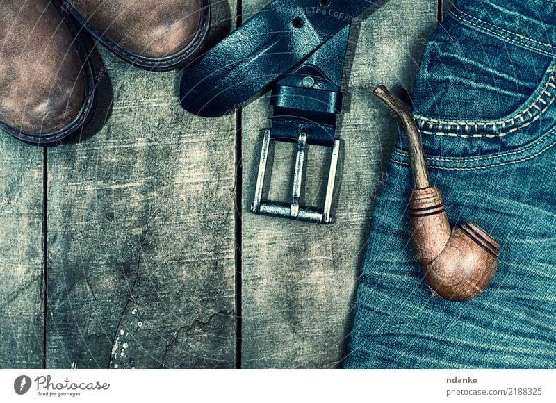 getragene Blue Jeans und braune Schuhe Stil Design Mode Bekleidung Jeanshose Stoff Leder Stiefel Holz alt trendy oben retro blau schwarz Tasche Röhren