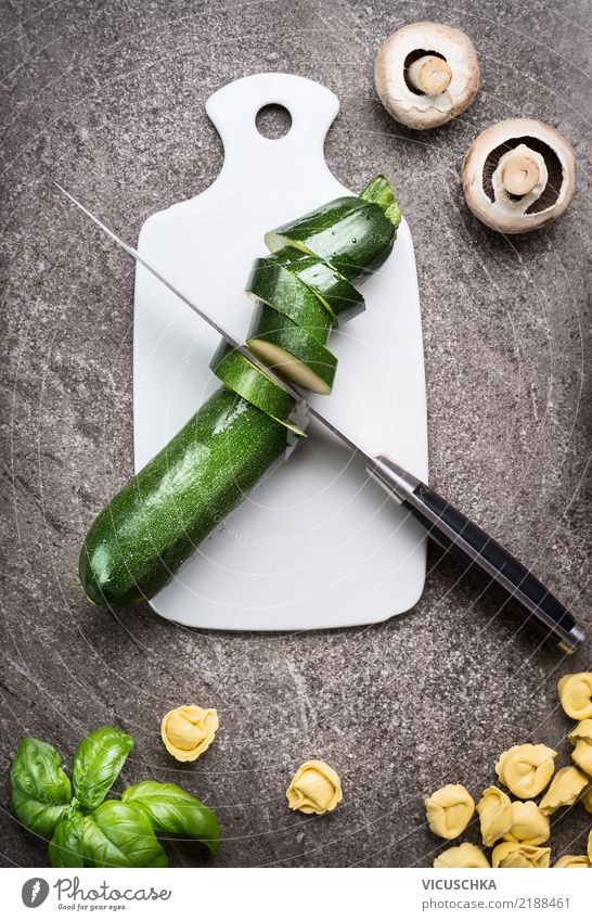 Grüne geschnittene Zucchini auf Schneidebrett Lebensmittel Gemüse Kräuter & Gewürze Ernährung Mittagessen Bioprodukte Vegetarische Ernährung Diät Geschirr