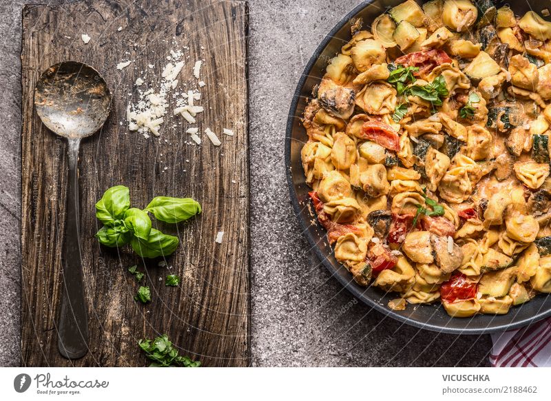 Tortellinipfanne mit Gemüsesoße und Löffel Lebensmittel Teigwaren Backwaren Ernährung Mittagessen Abendessen Festessen Bioprodukte Diät Italienische Küche