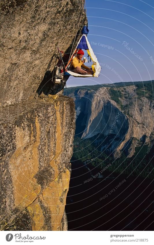 Kletterer in seinem Schutzraum. Abenteuer Sport Klettern Bergsteigen Seil 1 Mensch Helm sportlich hoch Tapferkeit selbstbewußt Erfolg Kraft Mut Höhenangst