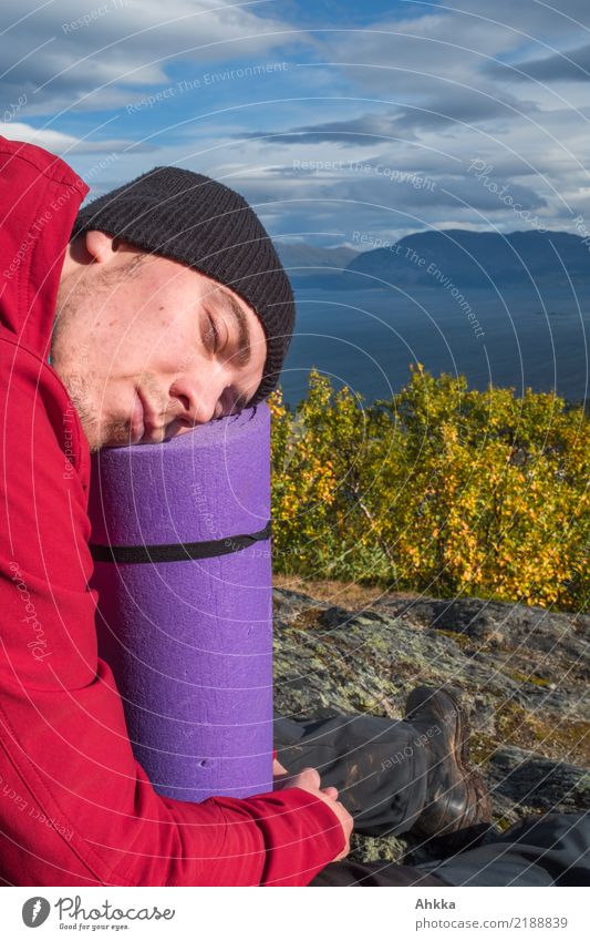 Junger Mann schläft vor einem norwegischen Fjord Ferien & Urlaub & Reisen Berge u. Gebirge wandern Jugendliche Leben Kopf Natur Landschaft Schönes Wetter