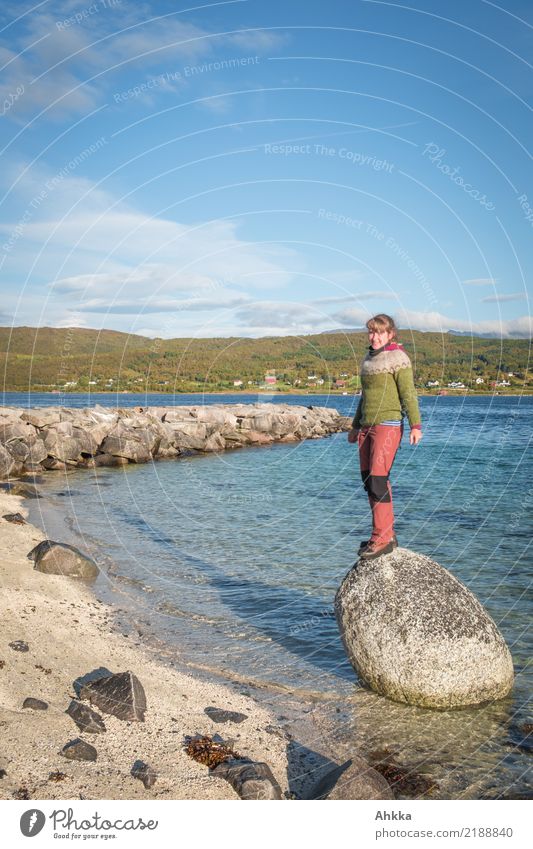 Skandinavischer Sommerurlaub Zufriedenheit ruhig Junge Frau Jugendliche Natur Urelemente Himmel Schönes Wetter Felsen Küste Strand Meer Norwegen entdecken