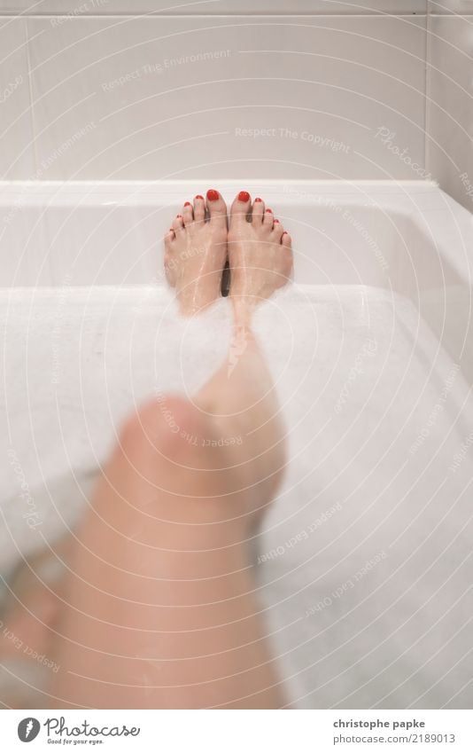 schaumschlägerin Wellness harmonisch Wohlgefühl Zufriedenheit Erholung ruhig Häusliches Leben Wohnung Badewanne feminin Beine Fuß 1 Mensch 30-45 Jahre