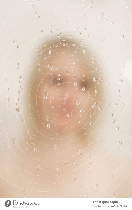 Hinter Wassertropfen Häusliches Leben Wohnung Bad feminin Junge Frau Jugendliche Gesicht 1 Mensch 30-45 Jahre Erwachsene blond nackt nass Dusche (Installation)
