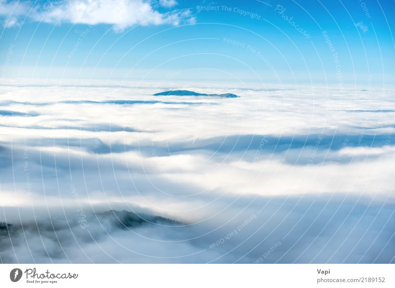 Grüne Bergspitze in den Wolken Ferien & Urlaub & Reisen Freiheit Sommer Meer Insel Berge u. Gebirge Natur Landschaft Luft Himmel Horizont Nebel Hügel Felsen