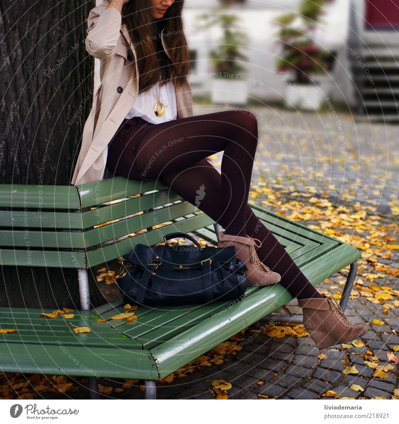 autumn Lifestyle Stil Model feminin Junge Frau Jugendliche 1 Mensch Herbst Baum Bekleidung Jacke Strümpfe Tasche Damenschuhe brünett Blatt Bank Denken sitzen