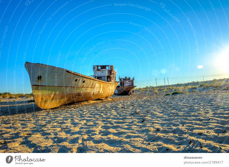 Verrostetes Schiff im Schiffkirchhof, Usbekistan Meer Umwelt Natur Landschaft Sand Klima Klimawandel See Ruine Wasserfahrzeug Totes Tier Tod Desaster wüst