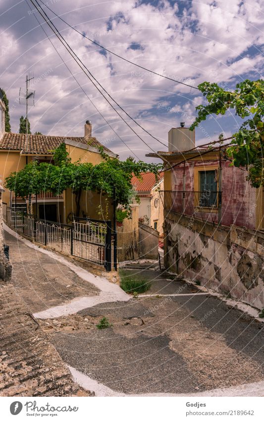 Entdeckerentscheidungen Pelekas Korfu Dorf Menschenleer Haus Gebäude Straße Straßenkreuzung alt Neugier schön blau braun gelb grau grün rosa weiß authentisch
