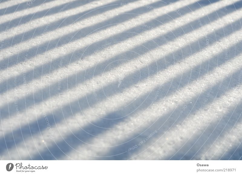 ///// Schnee Schatten Zaun Strukturen & Formen Hintergrundbild Sonnenlicht Schlagschatten Perspektive Winter weiß grau Querformat unberührt Linie Streifen