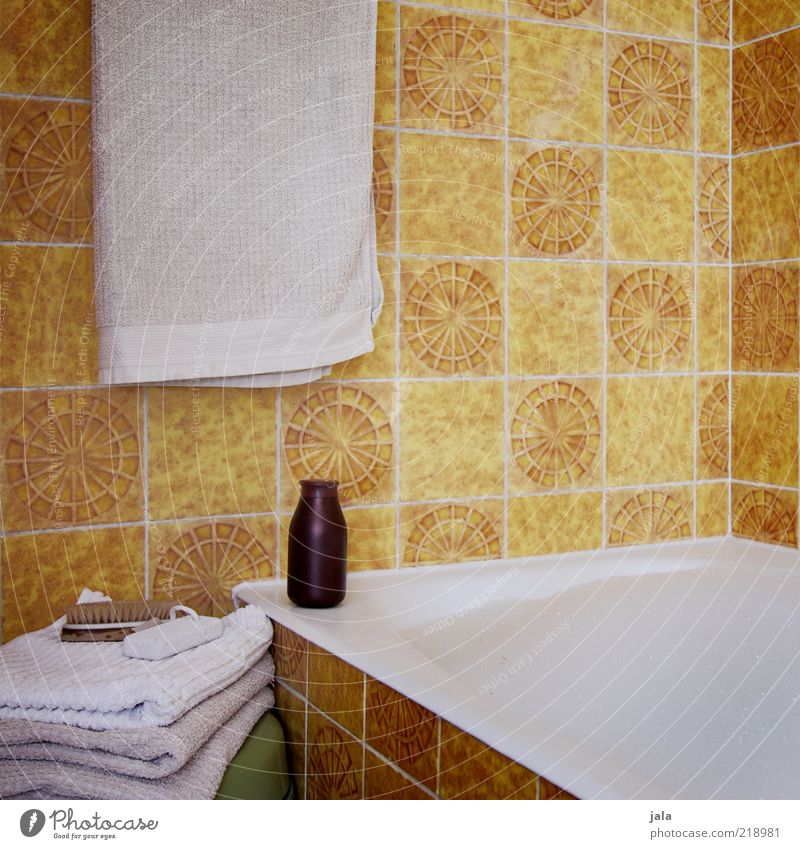 schaumbad Körperpflege Wellness harmonisch Erholung Häusliches Leben Wohnung Bad Badewanne braun gelb weiß Handtuch Farbfoto Innenaufnahme Menschenleer