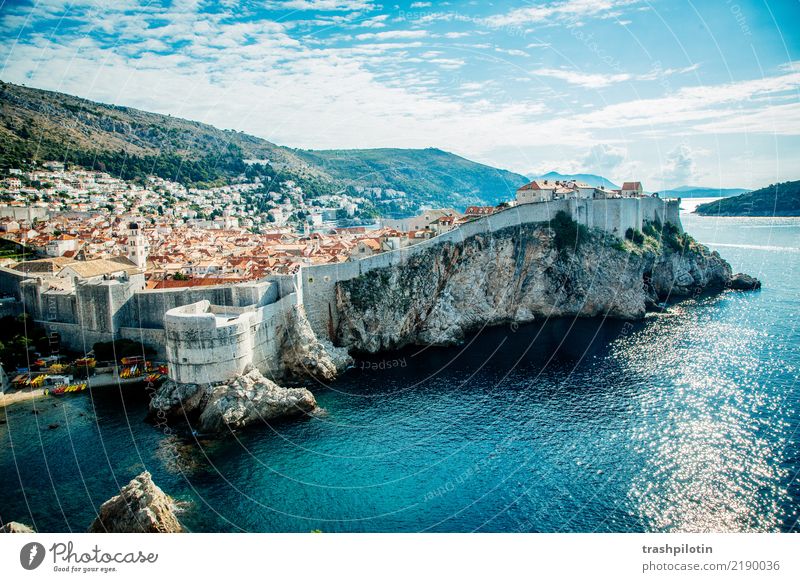 Dubrovnik Ferien & Urlaub & Reisen Kroatien Europa Stadt Hafenstadt Altstadt Haus Burg oder Schloss Architektur Stadtmauer Mauer Wand Sehenswürdigkeit