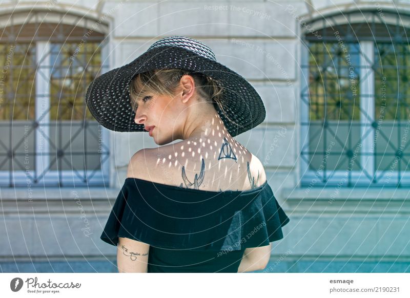 Modeporträtfrau mit Hut kaufen Stil Design Veranstaltung feminin Junge Frau Jugendliche Körper Gesicht 18-30 Jahre Erwachsene Coolness authentisch elegant