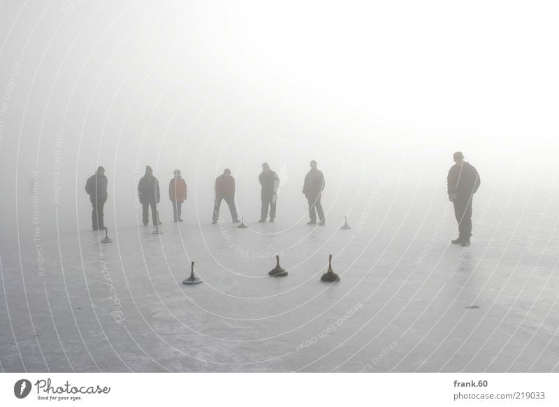Eis Stock Mensch Leben Menschengruppe Natur Wasser Winter Nebel Frost Seeufer Chiemsee frieren Spielen Sport stehen Zusammensein kalt grau weiß Freude