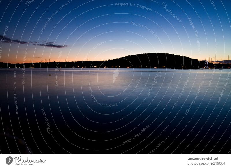 Ruhende Marina Rogoznica Dalmatien Kroatien Marina Frapa Segelboot Wasserfahrzeug Mast Abend Nacht Sonnenuntergang Reflexion & Spiegelung ruhig Gegenlicht Hügel