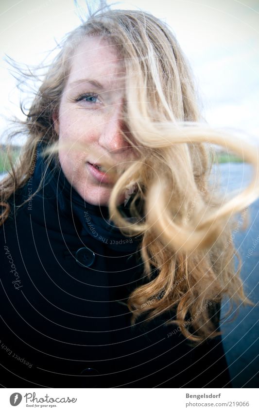 Windstärke Lifestyle elegant Stil Design Haare & Frisuren Gesicht Kosmetik Junge Frau Jugendliche Leben Auge schlechtes Wetter Sturm Mantel blond langhaarig