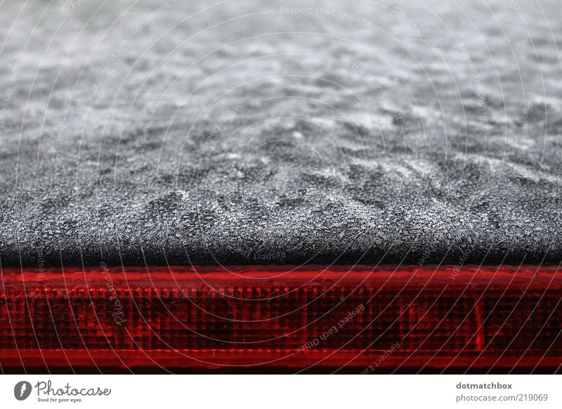 White frost meets warm red Wasser Eis Frost PKW Metall Linie kalt rot schwarz weiß Farbe Jahreszeiten Farbfoto Außenaufnahme abstrakt Muster Strukturen & Formen