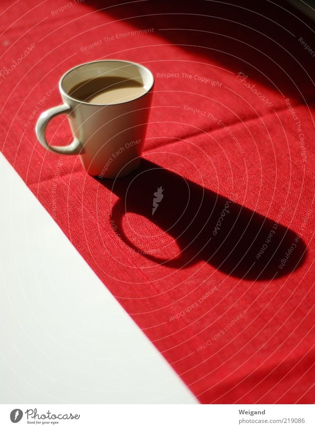 Auf dem roten Teppich bleiben Lebensmittel Kaffeetrinken Kakao weiß Pause Schatten Tasse Tisch lecker Milchkaffee zwischendurch Farbfoto Innenaufnahme
