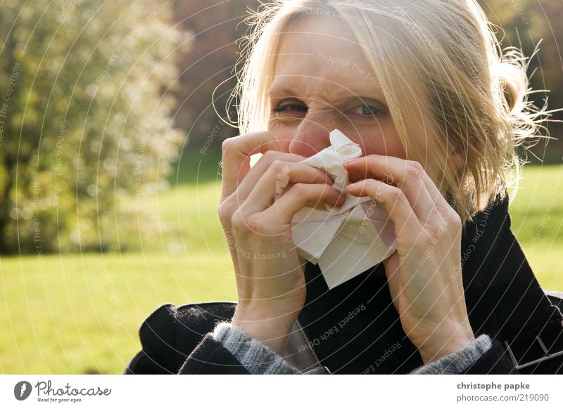 Junge blonde Frau putzt sich die Nase Taschentuch Erkältung Allergie Krankheit Junge Frau Gesicht 1 Mensch Schniefen Abwehrkräfte Virus Immunsystem 18-30 Jahre
