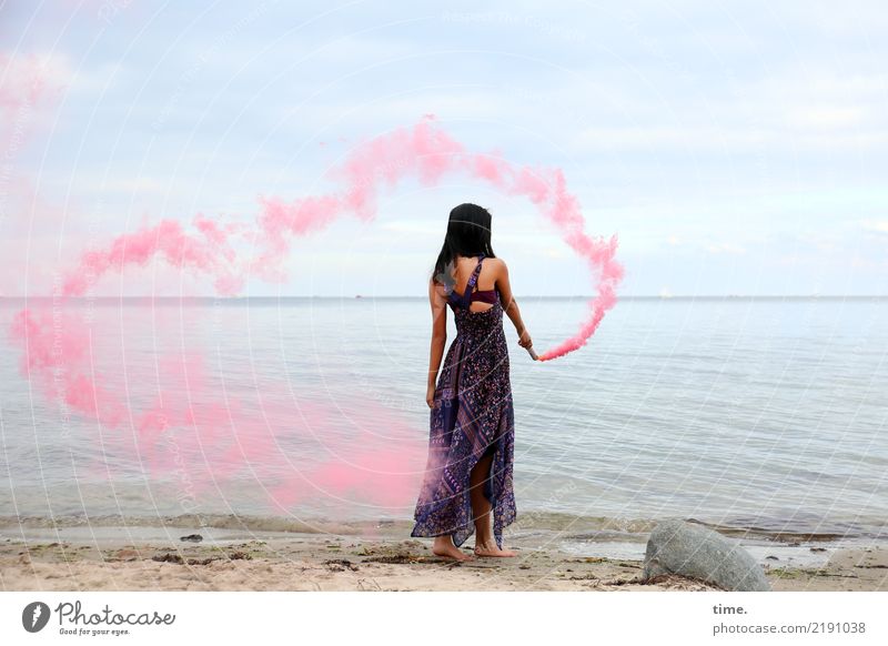 pink steam (II) feminin Frau Erwachsene 1 Mensch Himmel Küste Strand Ostsee Kleid schwarzhaarig langhaarig farbfackel Stein Bewegung festhalten stehen schön