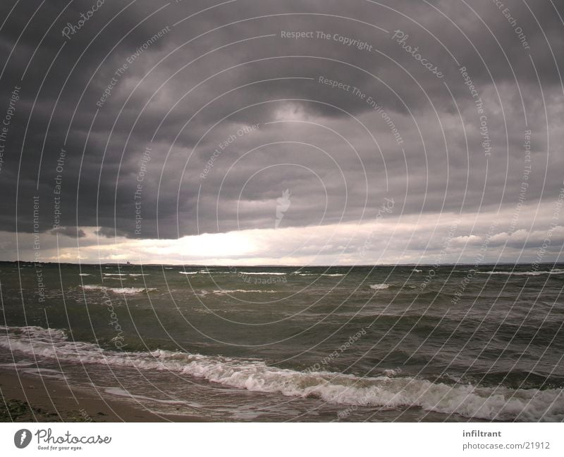 Ruhe vor dem Sturm Meer Wellen Strand Wolken bedrohlich dunkel Regenwolken Unwetter grau Küste Himmel Wasser Ostsee