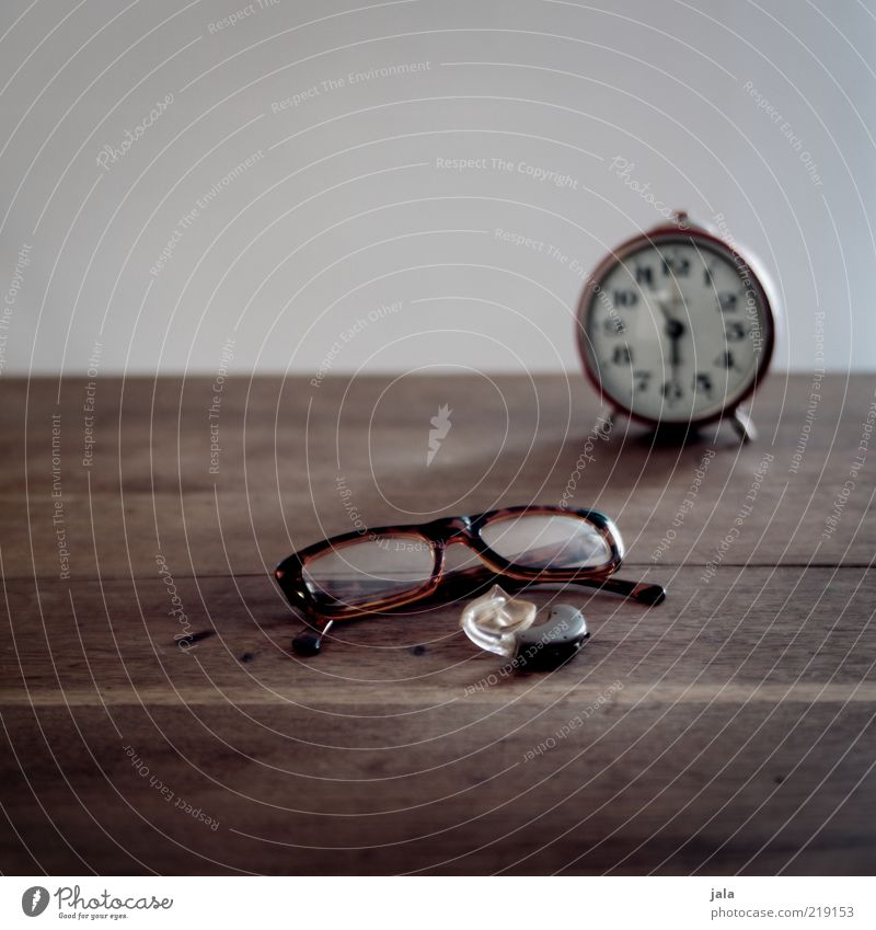 es ist an der zeit... Holz braun grau Brille Hörgerät Wecker Zeit Sinnesorgane Farbfoto Innenaufnahme Textfreiraum oben Hintergrund neutral Tag Menschenleer