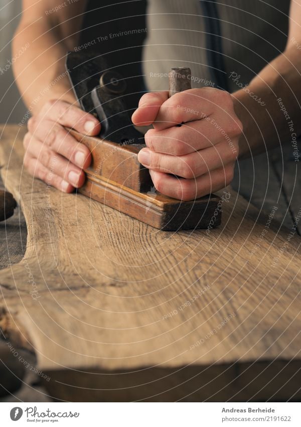 Holzbearbeitung mit einem Hobel Handwerker Baustelle Mittelstand Werkzeug retro Idee einzigartig Kreativität carpenter carpentry construction craft handyman