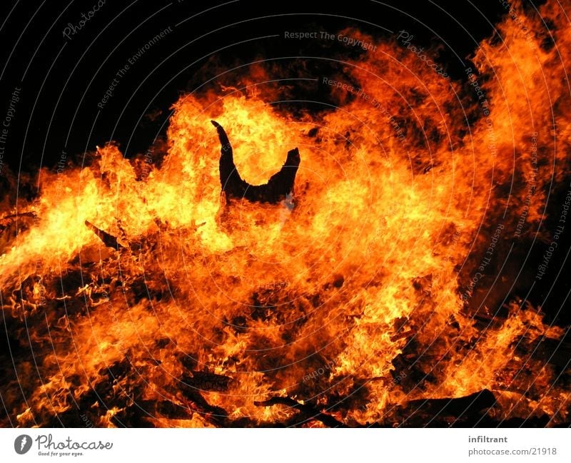 Feuerteufel 2 Flamme brennen Physik heiß Hexenfeuer Teufel gelb rot Nacht Desaster gefährlich obskur Brand Wärme