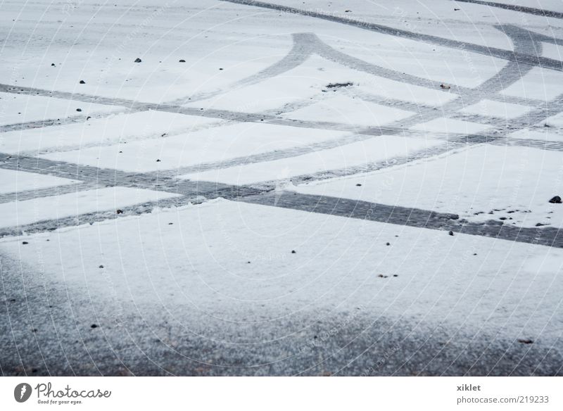 Schnee weiß Marke PKW Reifen Winter kalt tretend Wagenräder Tourneen Eis Wartehäuschen Boden gleitend Vergänglichkeit grau geometrisch Straße Portugal