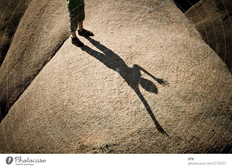 schattenwurf Mensch Junge Fuß Beine 1 Sommer Schönes Wetter Felsen Stein stehen Glück braun Freude Fröhlichkeit standhaft Neugier Granit Gebärdensprache