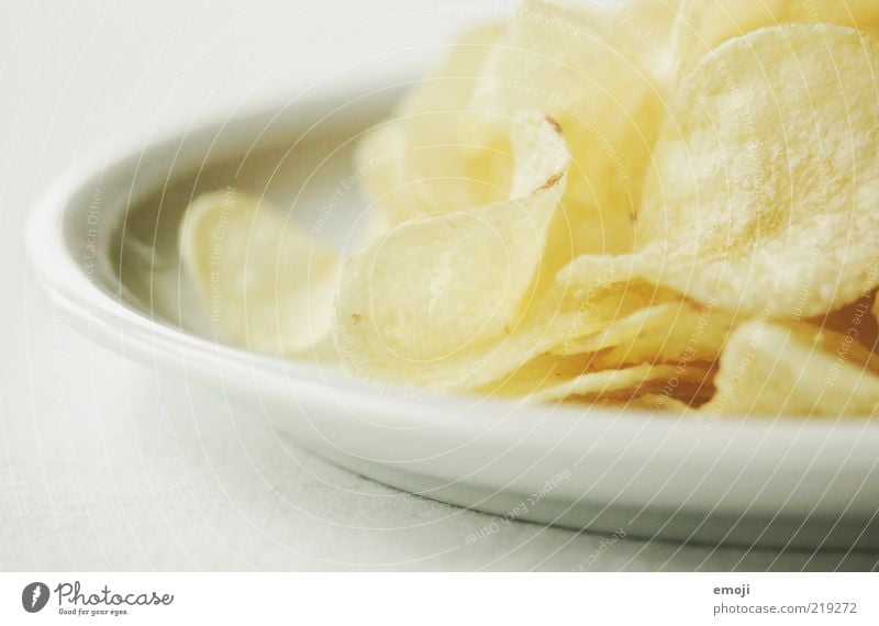 CHCHKZKKCH Ernährung Fastfood Fingerfood Teller gelb weiß Kartoffelchips salzig Fett ungesund Farbfoto Hintergrund neutral Schwache Tiefenschärfe Detailaufnahme