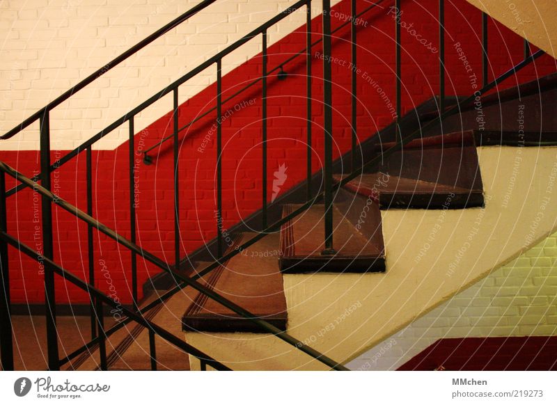 hoch oder runter? Haus Innenarchitektur Treppe Treppenhaus Mauer Wand rot schwarz weiß Reinlichkeit Sauberkeit Geländer steigen Abstieg aufsteigen Farbfoto