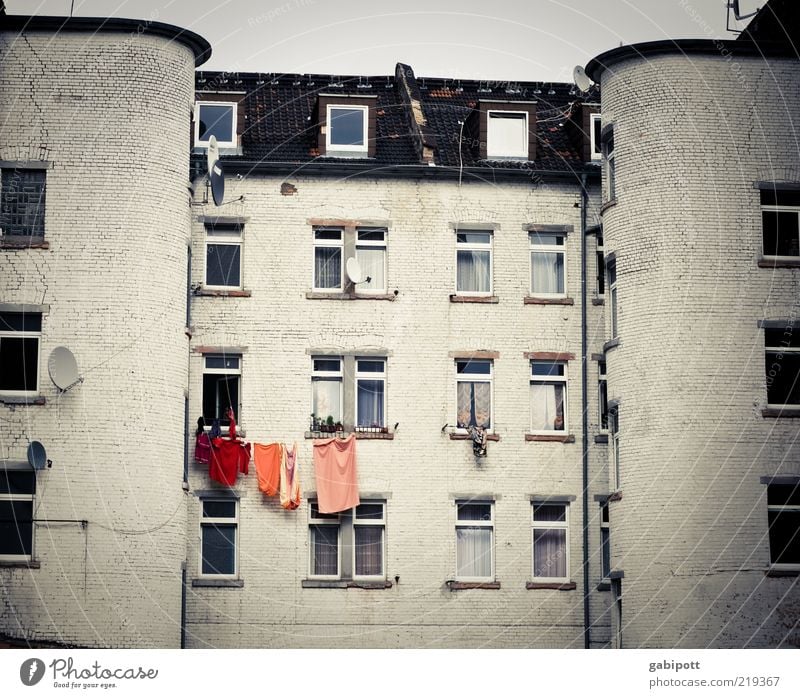Alltagsfarben Mannheim Haus Fassade Fenster weiß Stadt Verfall Stadthaus Hinterhof Wäscheleine Satellitenantenne hinterhaus Außenaufnahme Menschenleer Tag